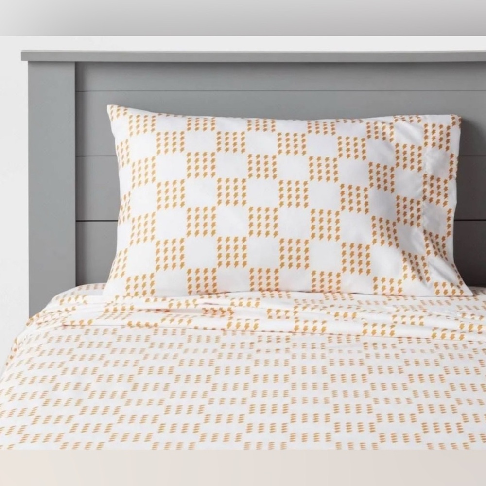 Pillowfort Microfiber Kids Full Sheet Set Lightning‎ Bolt White Yellow Gold Rock